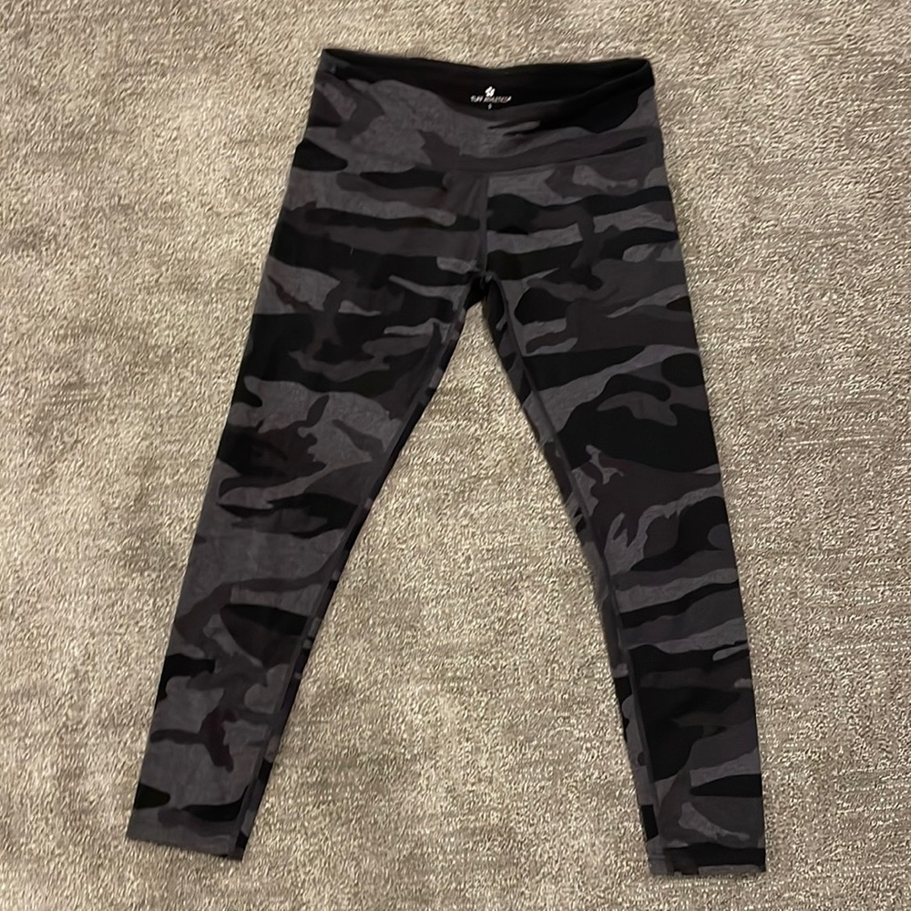 Black & grey camo Capri leggings